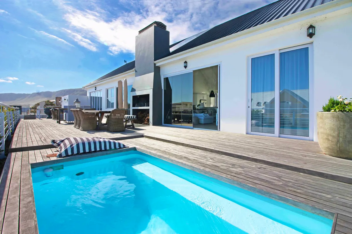 Voëlklip Villa exterior with pool and mountain view