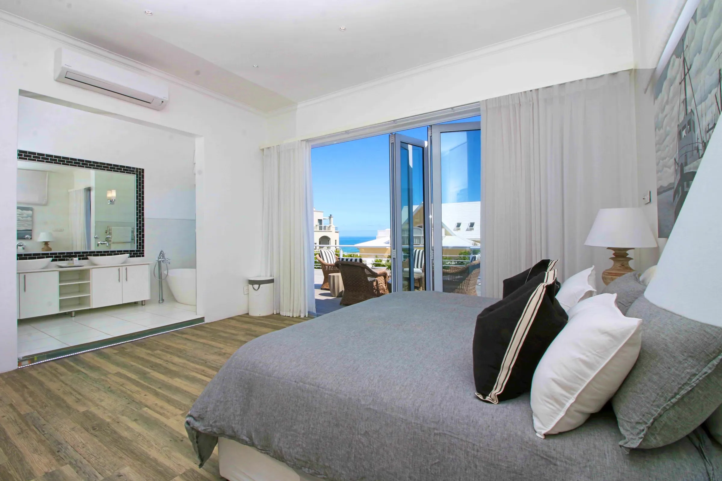 Main Ocean Suite at Voëlklip Villa, Hermanus